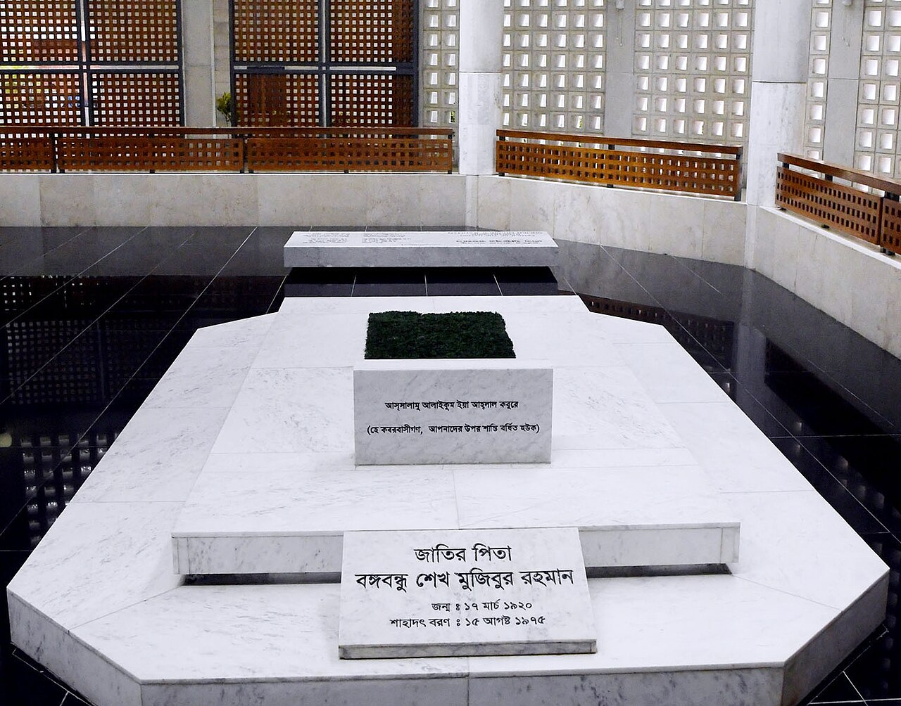 প্রকৃত বঙ্গবন্ধু সমাধিসৌধের অভ্যন্তর: তিনটি শ্বেতপাথরের সমাধি (বঙ্গবন্ধু ও তাঁর পিতা-মাতা) এবং স্পষ্টভাবে পাঠযোগ্য মার্বেল ফলক। সূত্র: উইকিমিডিয়া কমন্স