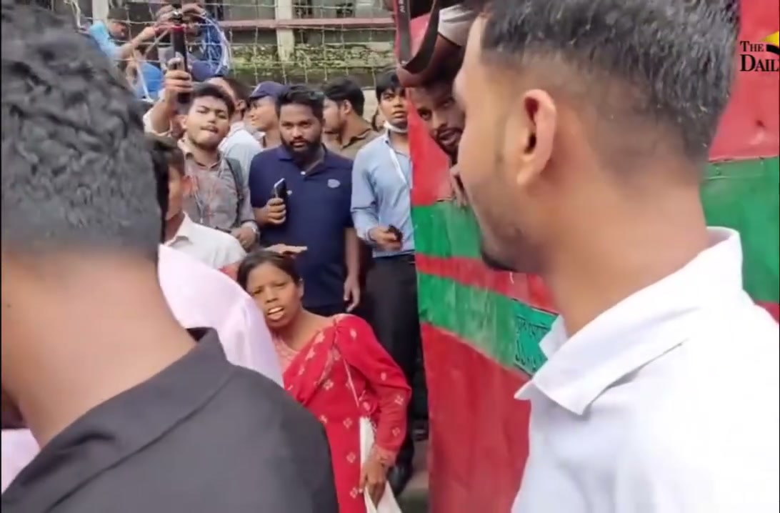 ১৪ জুলাই ২০২৬ ঢাকা বিশ্ববিদ্যালয় ক্যাম্পাসে আন্দোলনরত এইচএসসি পরীক্ষার্থীদের মুখোমুখি ছাত্রদল নেতা। ভিডিও থেকে নেওয়া স্থিরচিত্র: দ্য ডেইলি ক্যাম্পাস
