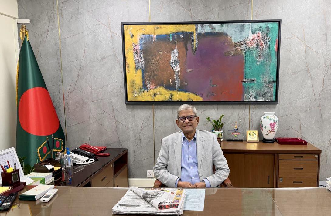 মির্জা ফখরুলের আসল অফিস — দেয়ালে শিল্পী মোহাম্মদ ইউনুসের আঁকা বিমূর্ত চিত্রকর্ম
